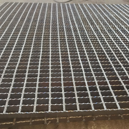 齒形鋼格板平臺(tái)踏步板：有效預(yù)防滑倒