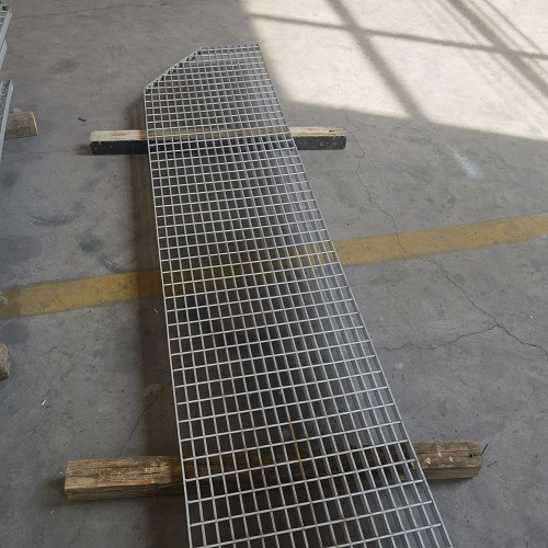 地鐵站臺(tái)鋼格板防滑處理：避免雨天事故！