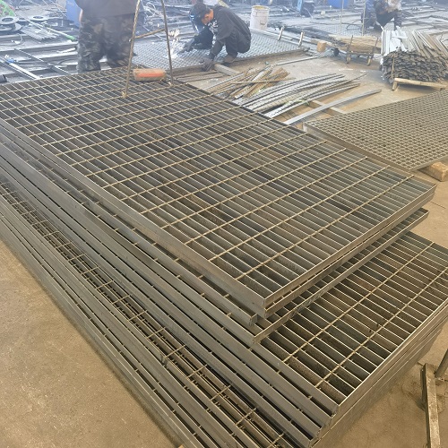 高空作業(yè)平臺專用鋼格板：安全承重設(shè)計全解析！