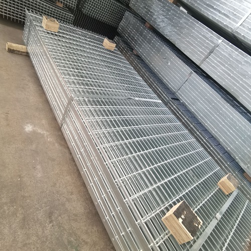 鋼格柵材質(zhì)怎么挑？一文讀懂碳鋼、不銹鋼的優(yōu)劣勢(shì)