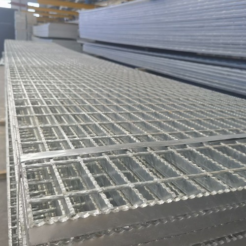 鋼格柵對(duì)比傳統(tǒng)材料，優(yōu)勢(shì)竟有這么多？